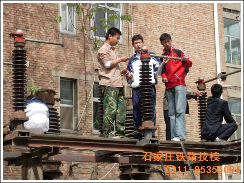 石家莊鐵路技校鐵道供電實(shí)訓(xùn)課上課啦! 學(xué)校新聞 石家莊鐵路技校鐵道供電實(shí)訓(xùn)課上課啦! 學(xué)校新聞